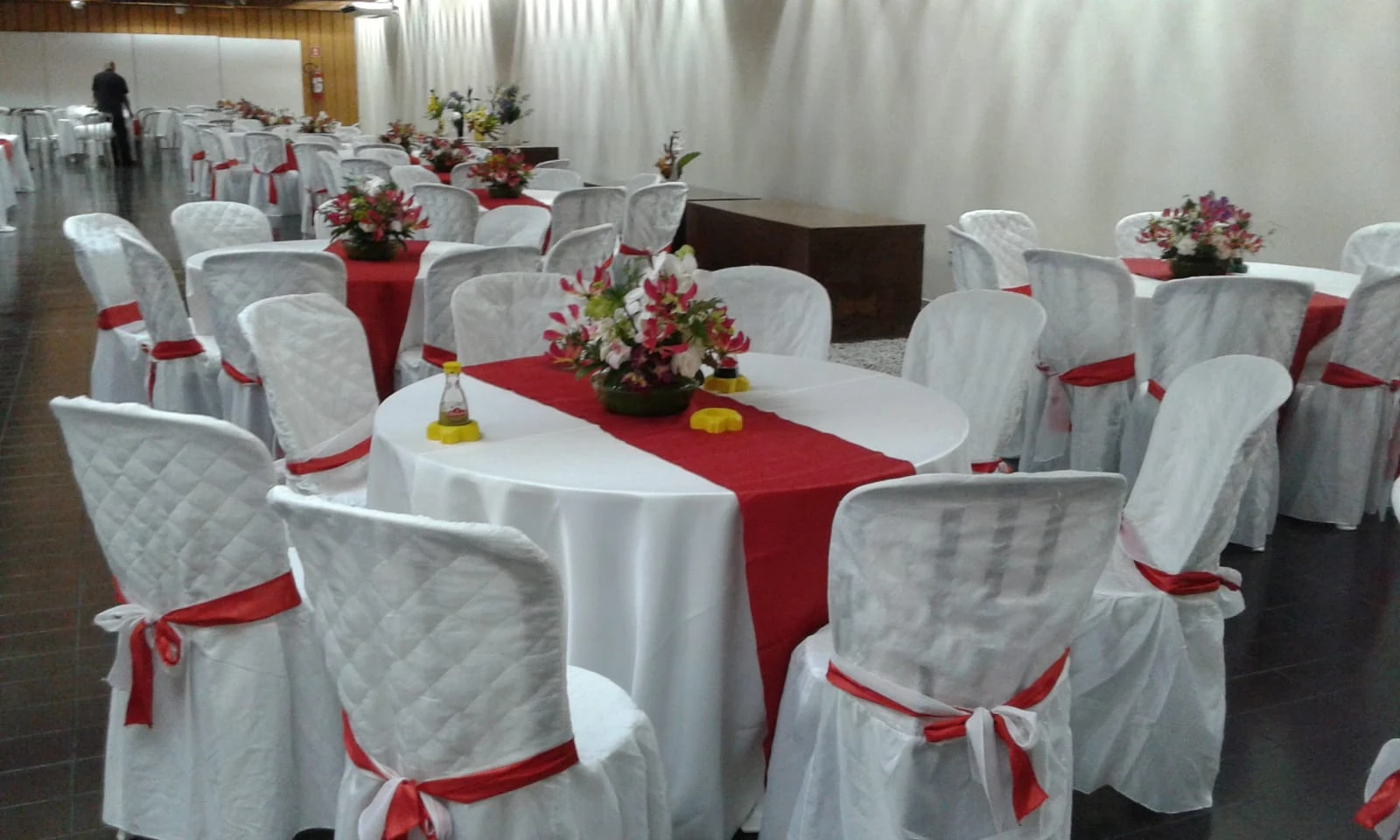 Aluguel de mesas e cadeiras para eventos grandes