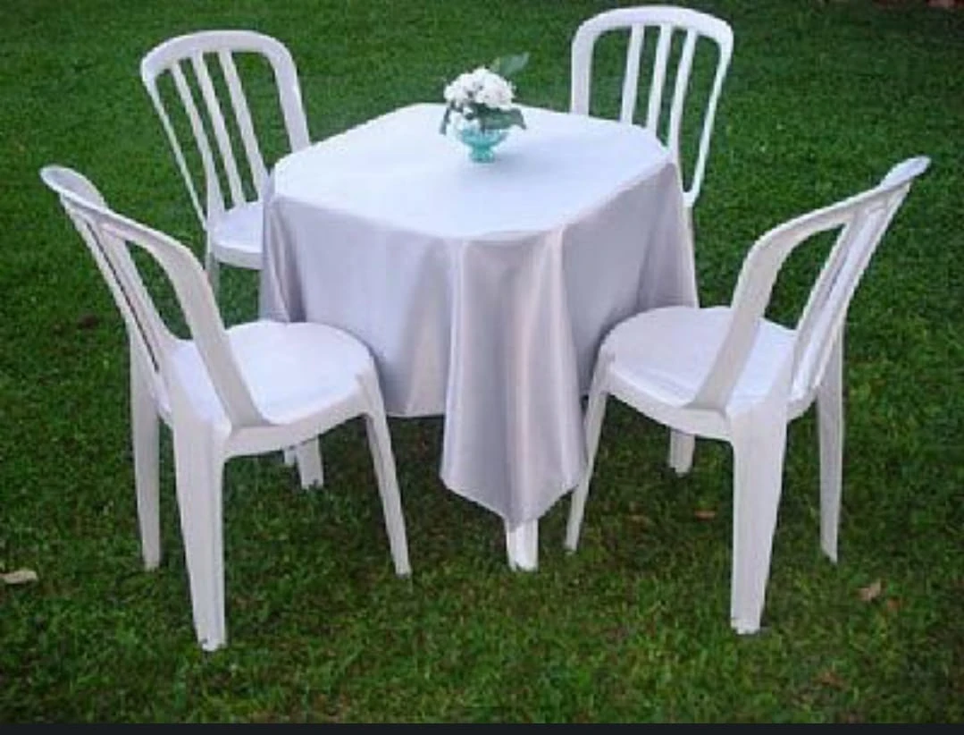 Mesa com 4 cadeiras de plastico